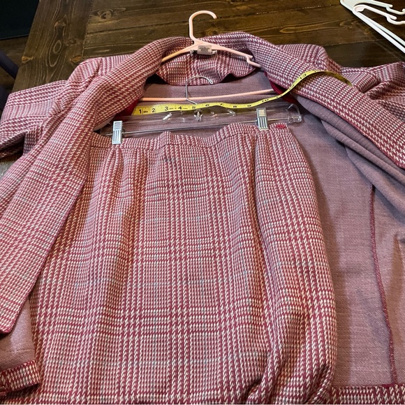 VINTAGE Gorgeous Two pice suit. Jacket with MATCHING SKIRT. - Picture 8 of 15